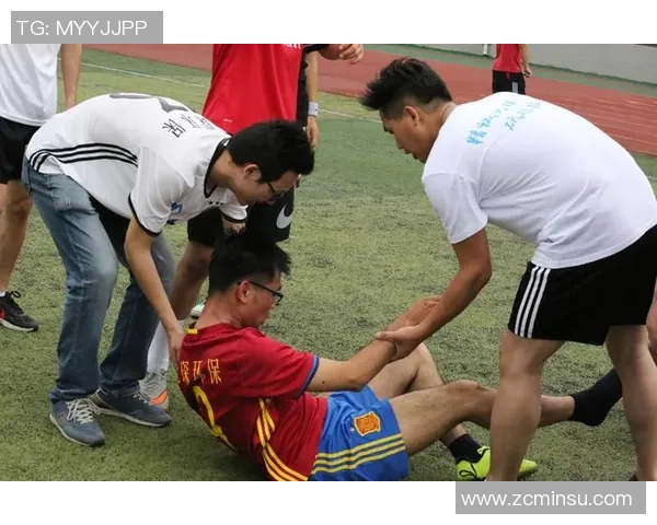 足球明星在绿茵场上挥洒汗水的动人瞬间素描作品展示